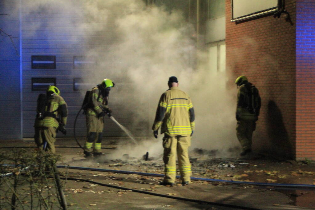 Brand in container tegen pand