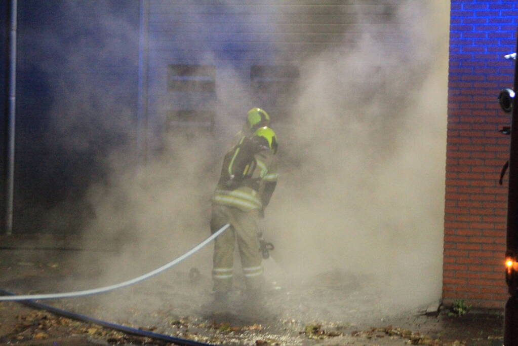 Brand in container tegen pand