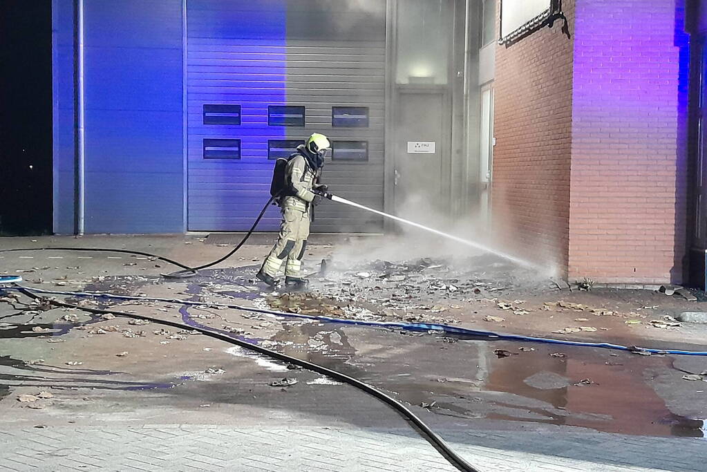 Brand in container tegen pand