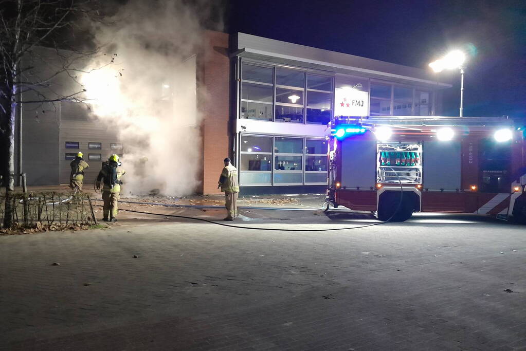 Brand in container tegen pand