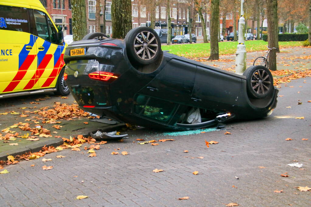 Auto slaat over de kop na aanrijding