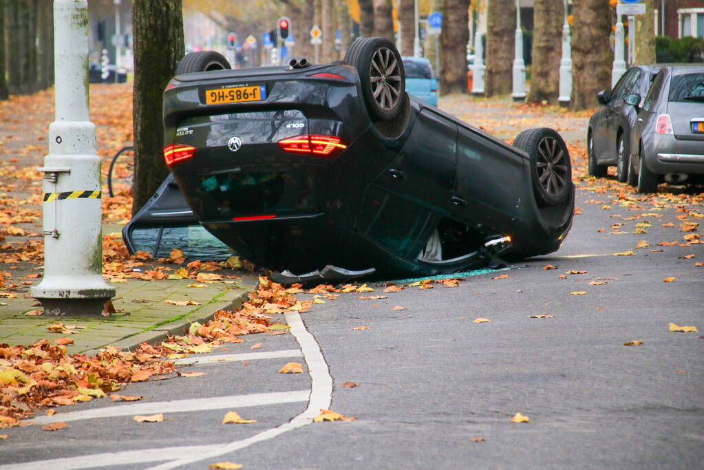 Auto slaat over de kop na aanrijding