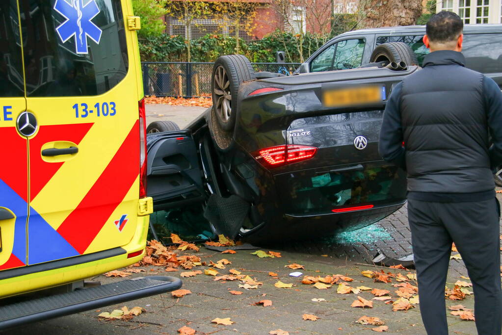 Auto slaat over de kop na aanrijding