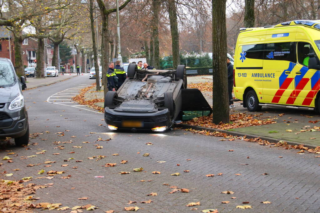 Auto slaat over de kop na aanrijding
