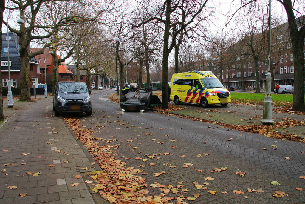 Auto slaat over de kop na aanrijding