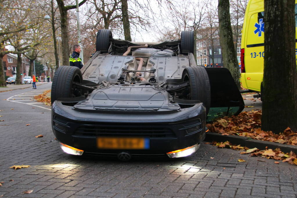 Auto slaat over de kop na aanrijding