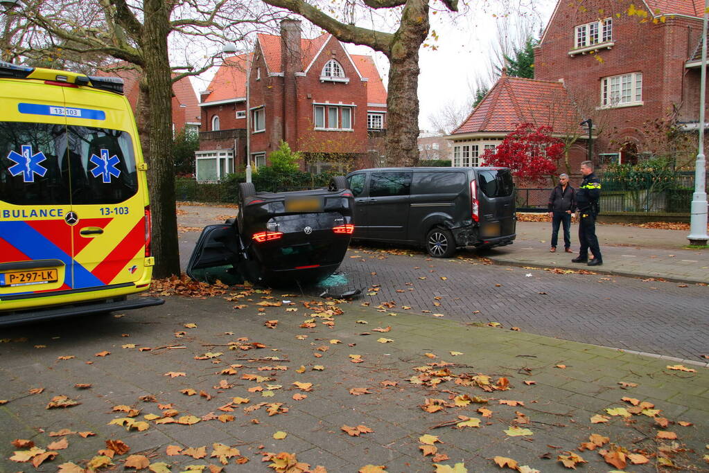 Auto slaat over de kop na aanrijding