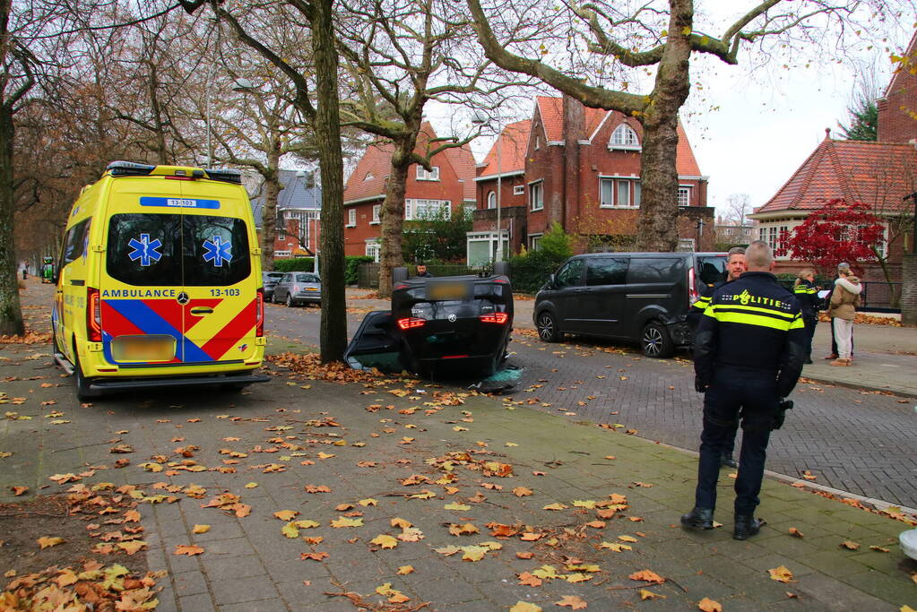 Auto slaat over de kop na aanrijding