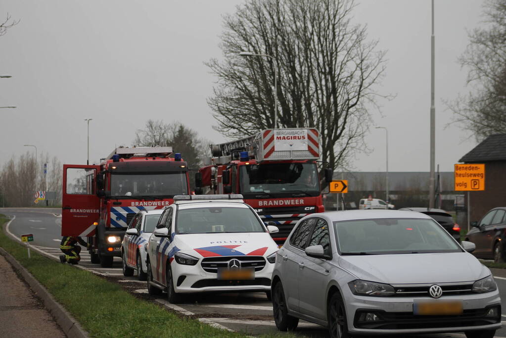 Bestelbus belandt in sloot