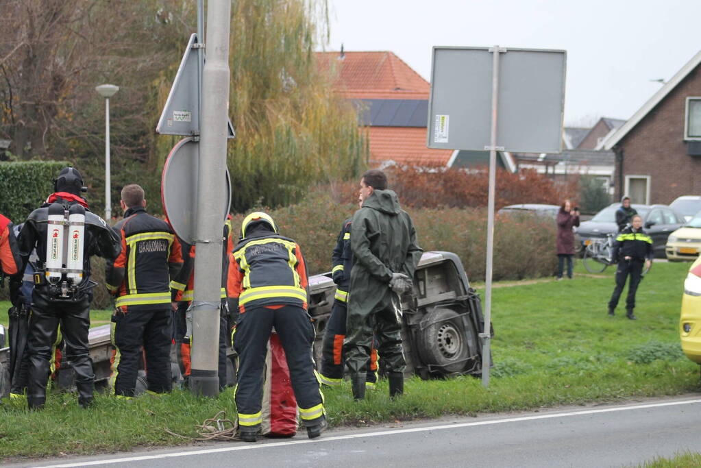 Bestelbus belandt in sloot