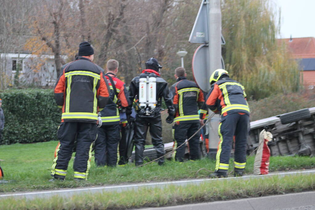 Bestelbus belandt in sloot