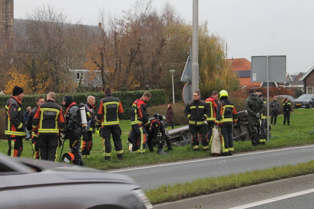 Bestelbus belandt in sloot