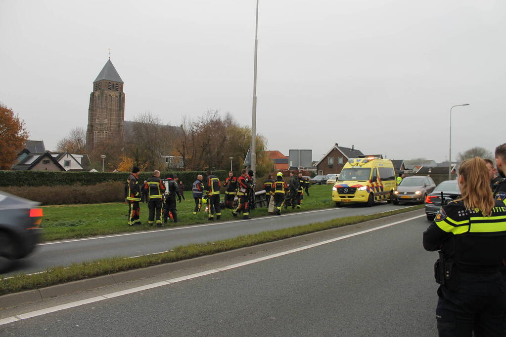 Bestelbus belandt in sloot