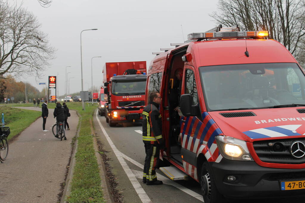 Bestelbus belandt in sloot