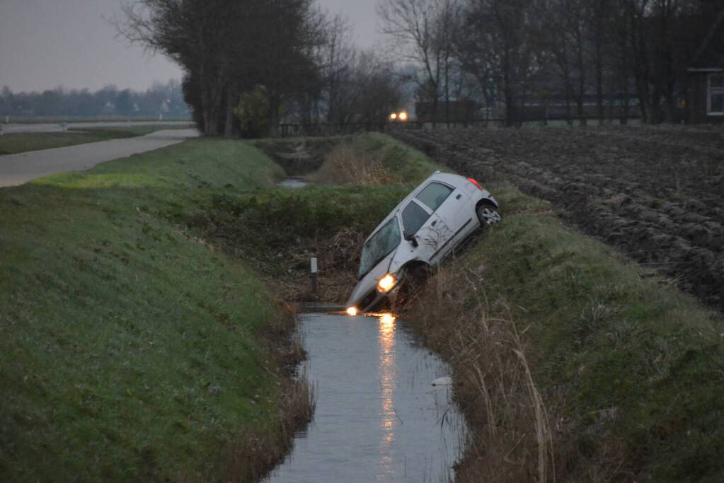 Auto raakt van de weg en belandt in sloot