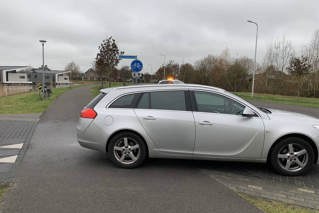 Overstekende fietser aangereden door auto