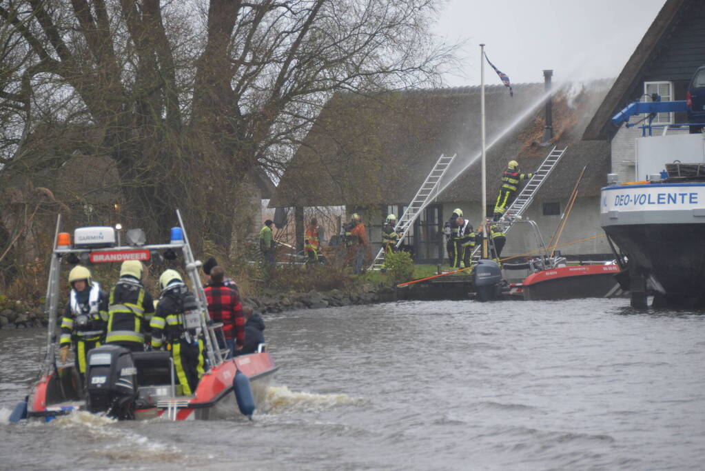 Brandweer blust brand met boot