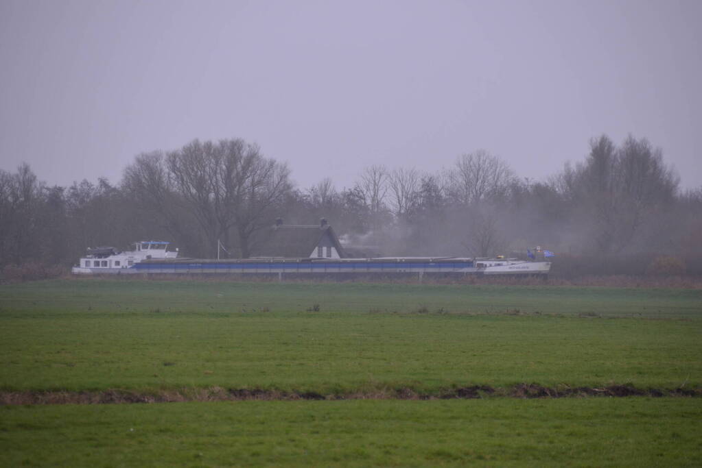 Brandweer blust brand met boot