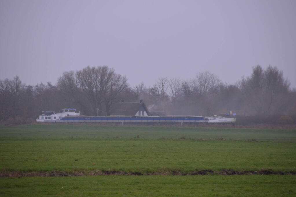 Brandweer blust brand met boot