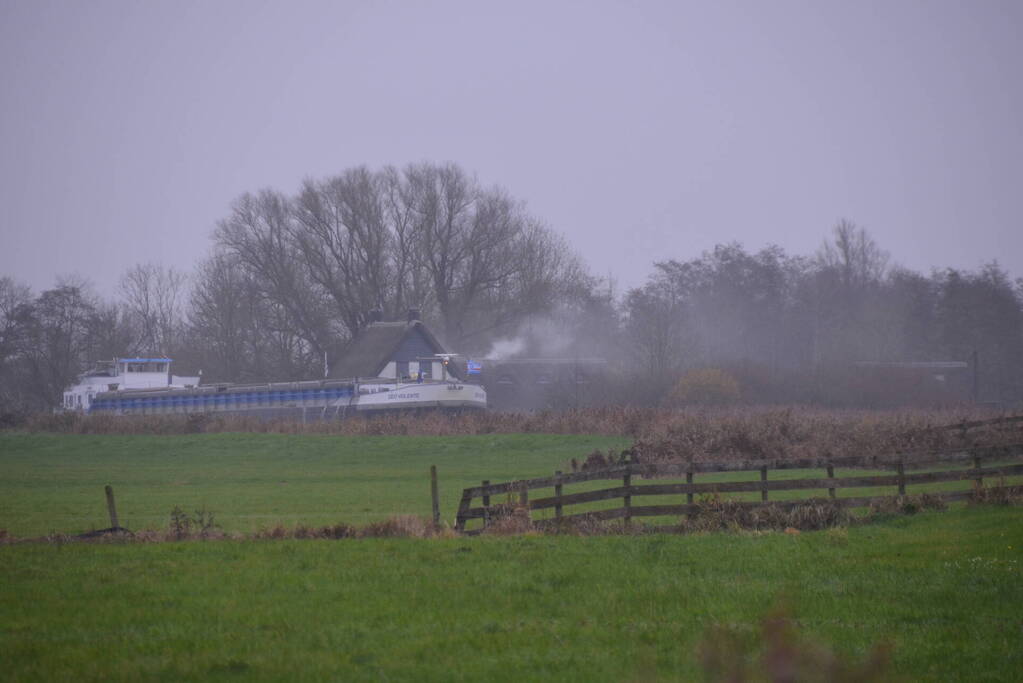 Brandweer blust brand met boot