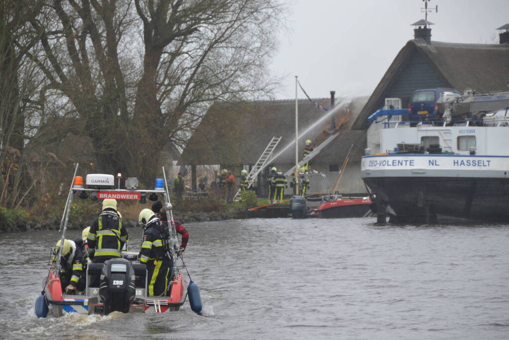 Brandweer blust brand met boot