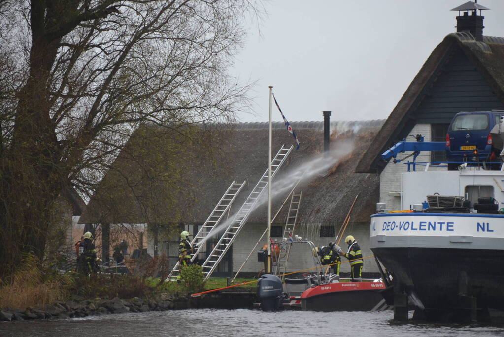 Brandweer blust brand met boot