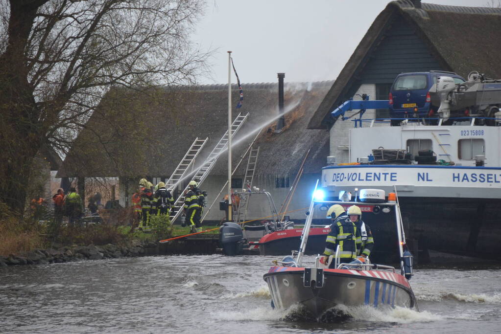 Brandweer blust brand met boot