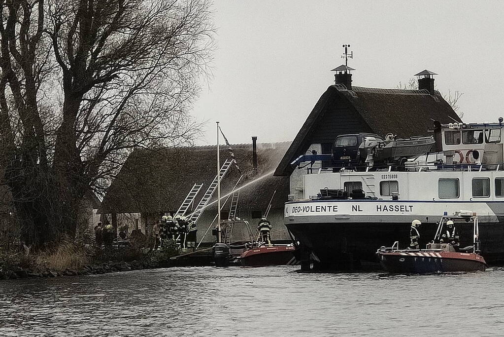 Brandweer blust brand met boot