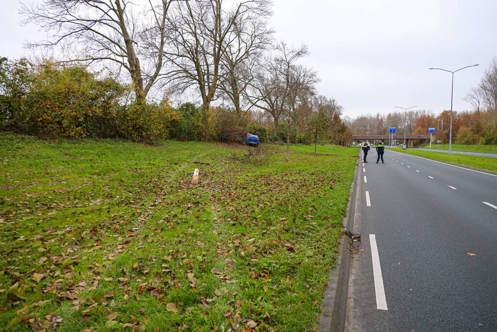 Automobilist raakt van weg en botst frontaal tegen boom