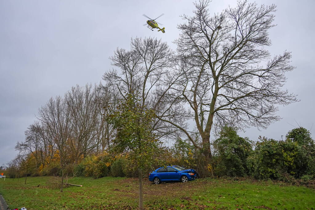 Automobilist raakt van weg en botst frontaal tegen boom