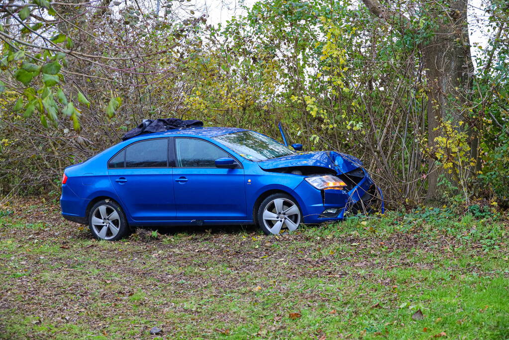 Automobilist raakt van weg en botst frontaal tegen boom