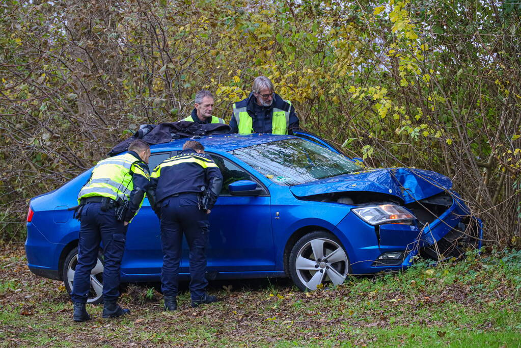 Automobilist raakt van weg en botst frontaal tegen boom