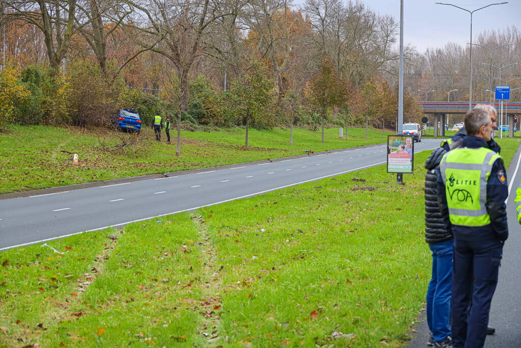 Automobilist raakt van weg en botst frontaal tegen boom