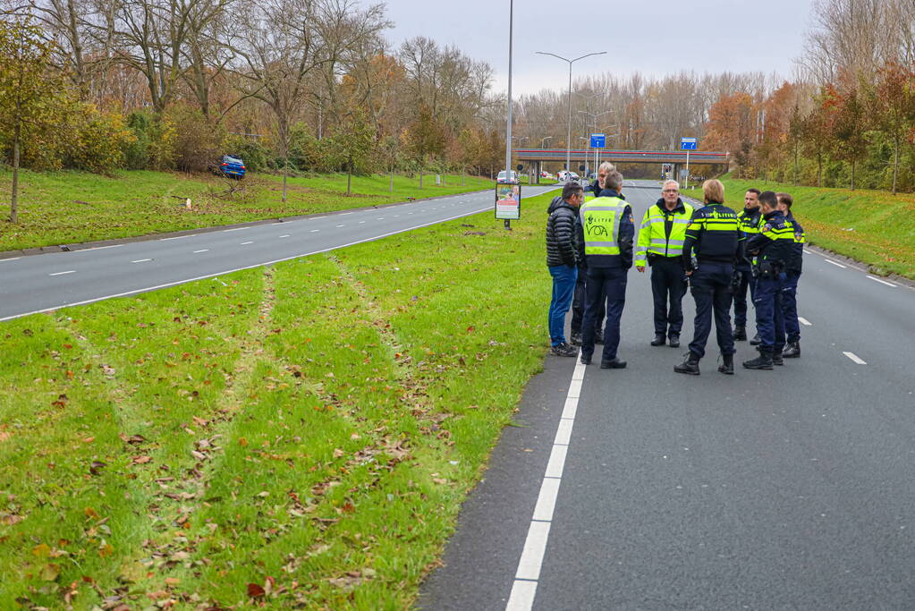 Automobilist raakt van weg en botst frontaal tegen boom