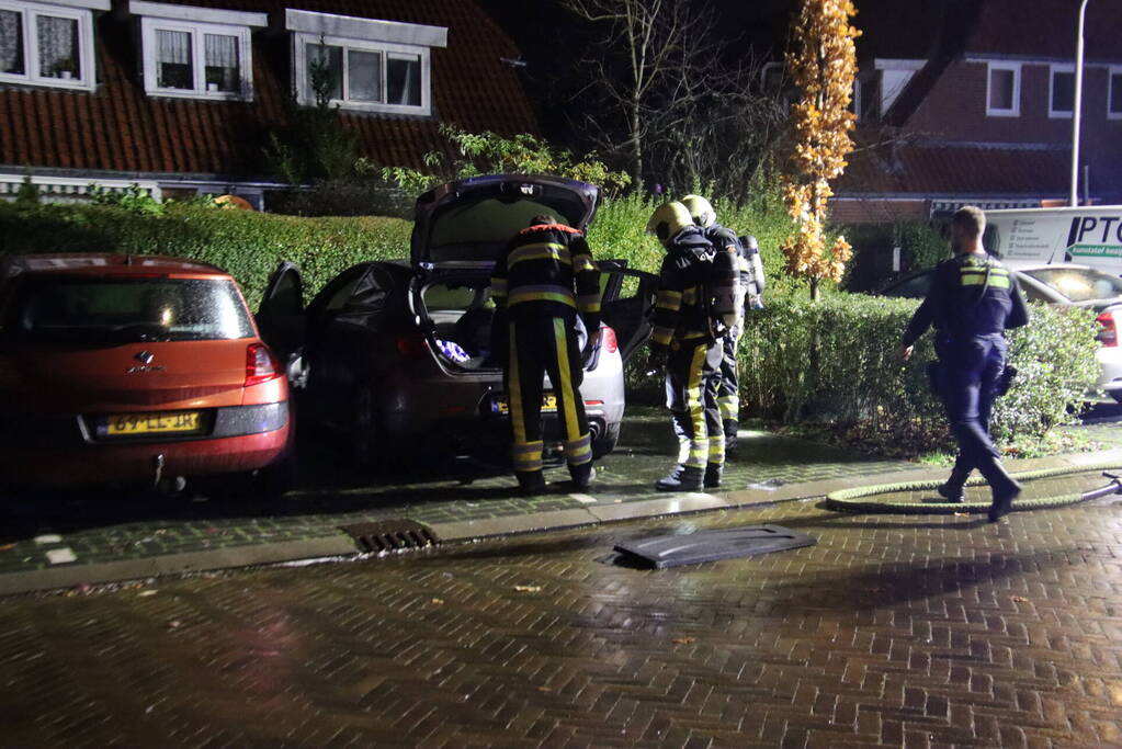 Auto brand af in woonwijk