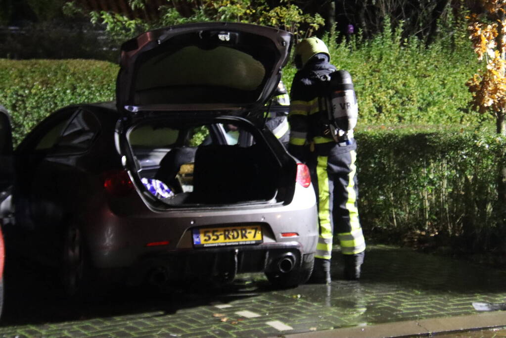 Auto brand af in woonwijk