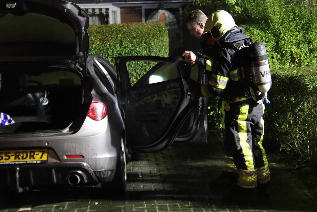 Auto brand af in woonwijk