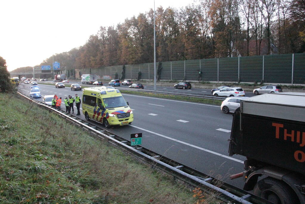 Auto beschadigd na botsing tegen vrachtwagen