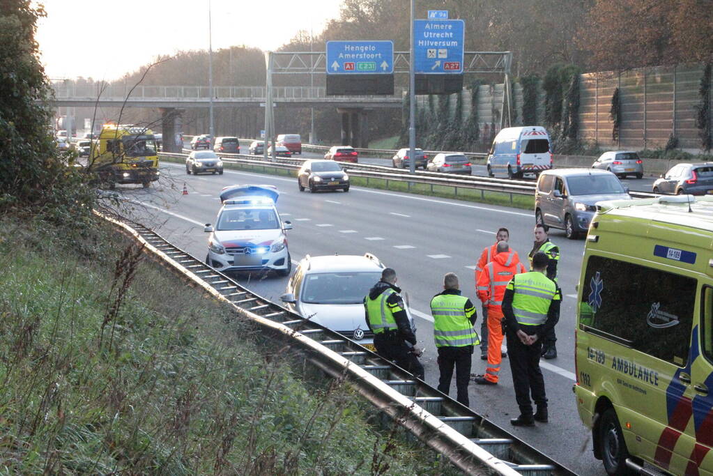 Auto beschadigd na botsing tegen vrachtwagen