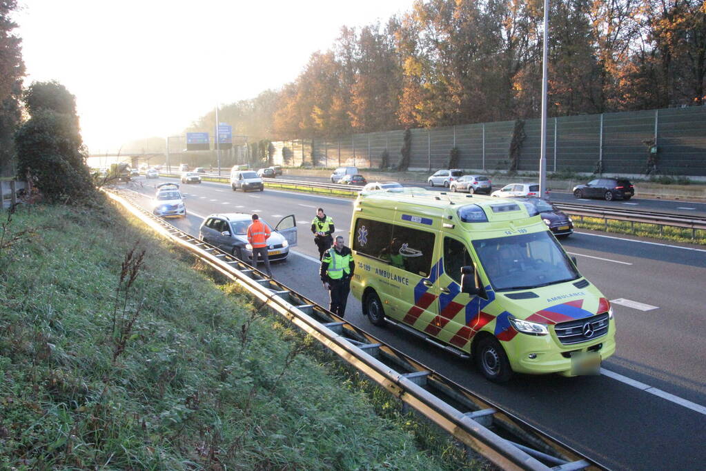 Auto beschadigd na botsing tegen vrachtwagen