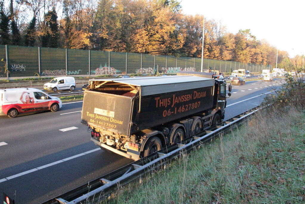 Auto beschadigd na botsing tegen vrachtwagen