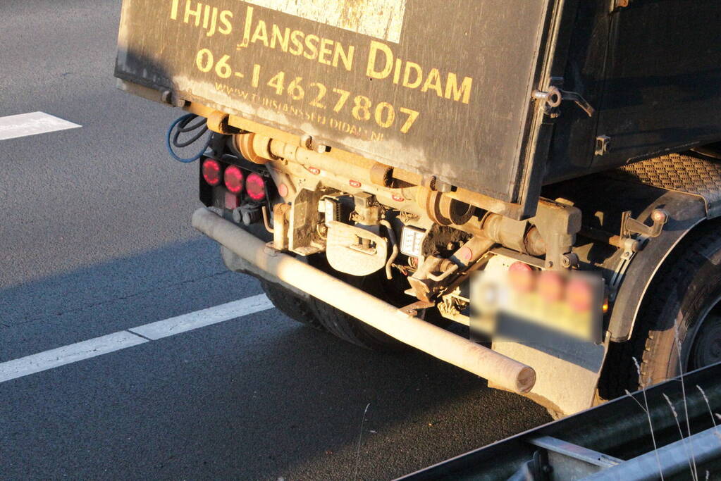 Auto beschadigd na botsing tegen vrachtwagen