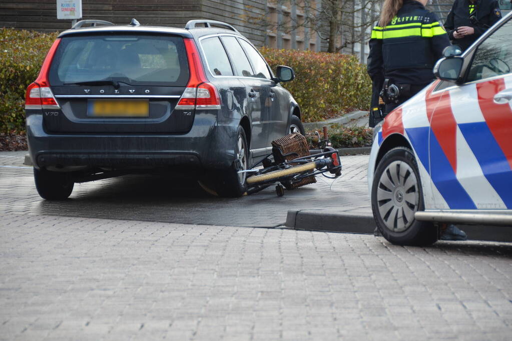 Afslaande automobilist ziet fietser over het hoofd