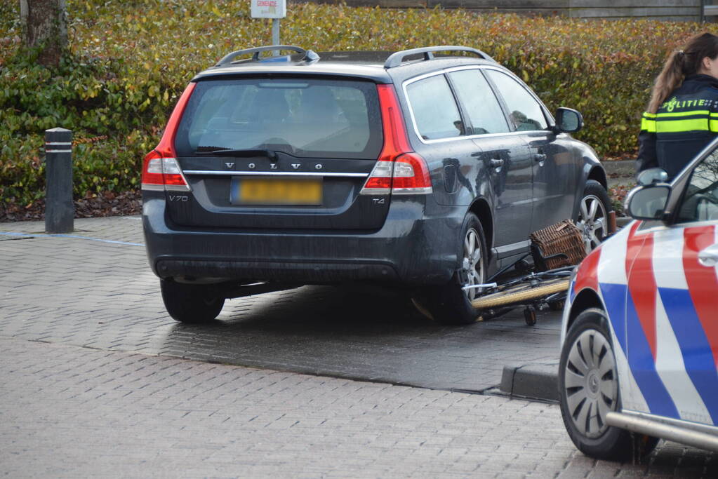 Afslaande automobilist ziet fietser over het hoofd