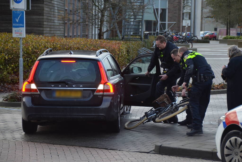 Afslaande automobilist ziet fietser over het hoofd