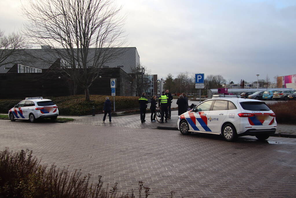 Afslaande automobilist ziet fietser over het hoofd