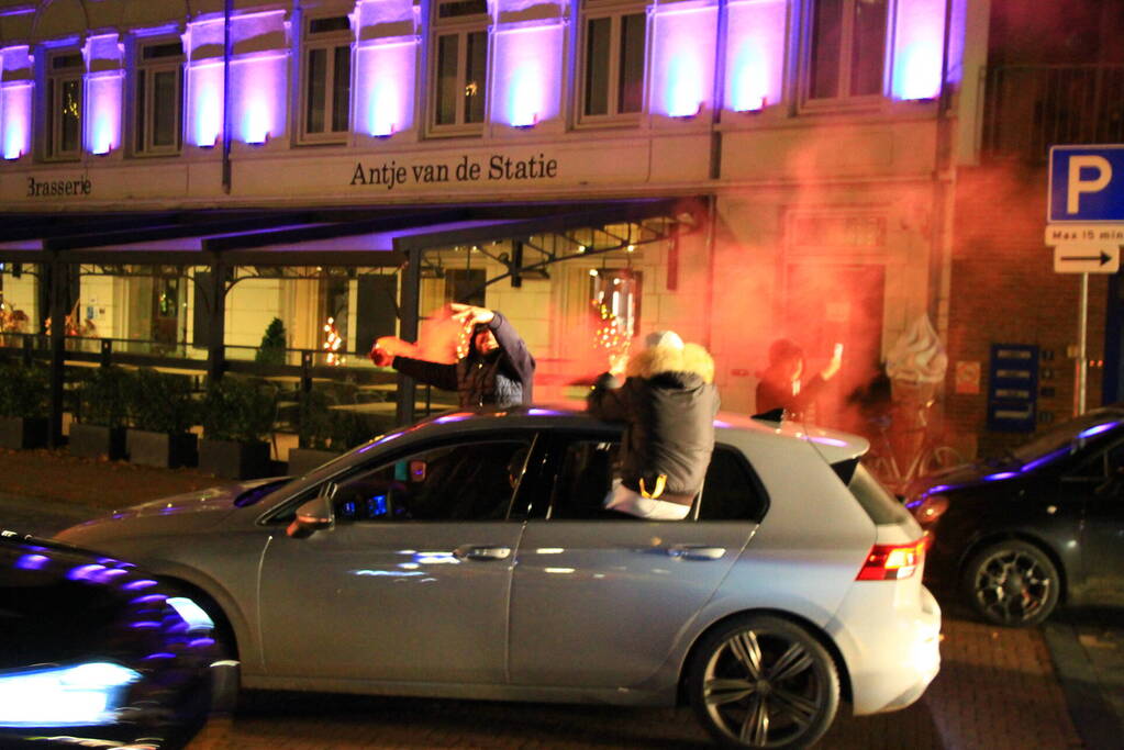 Feestende Marokko supporters na zege op Spanje