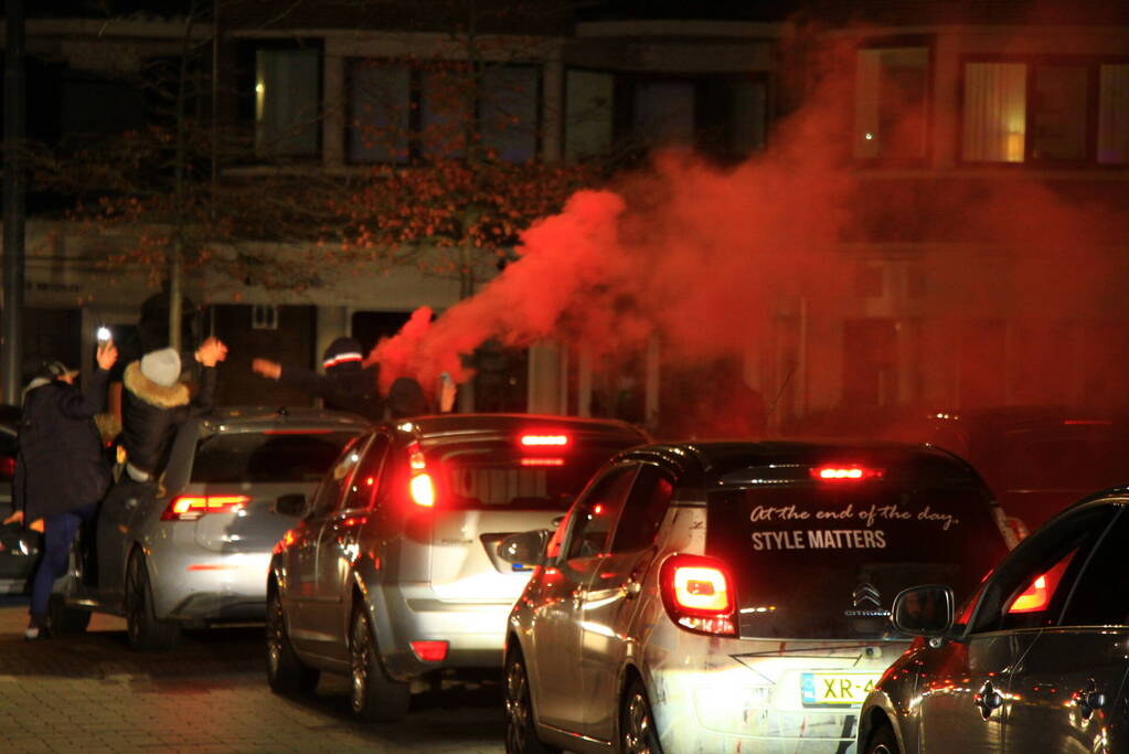 Feestende Marokko supporters na zege op Spanje