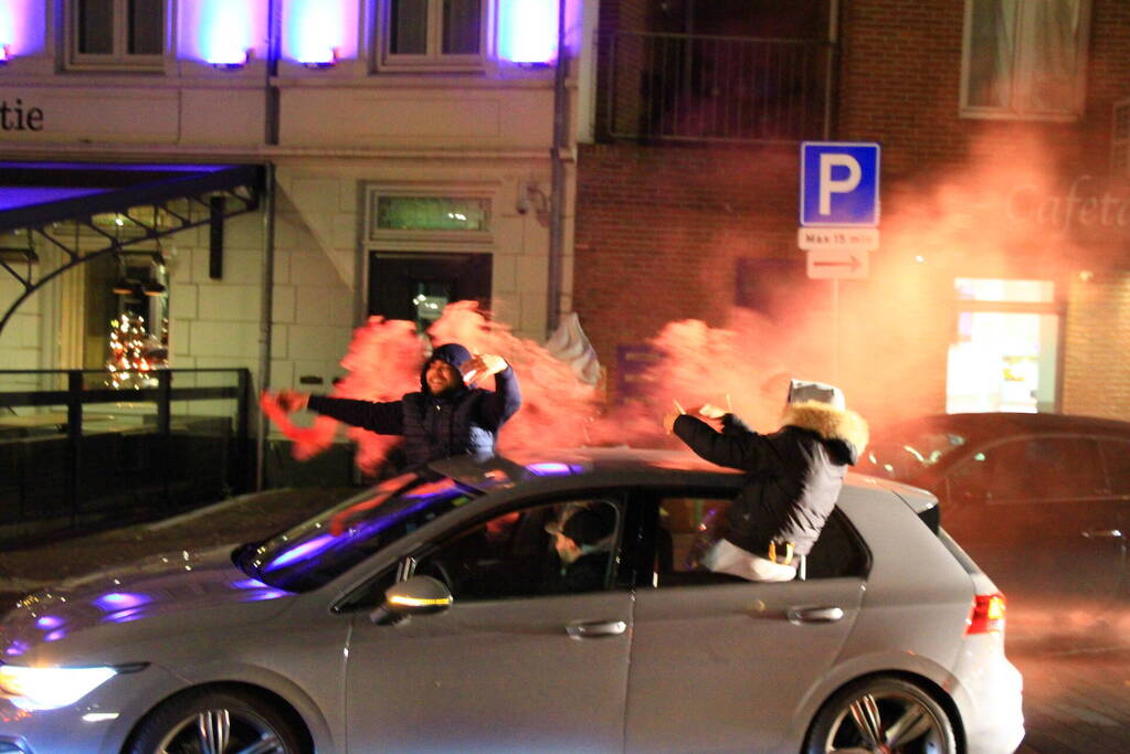 Feestende Marokko supporters na zege op Spanje