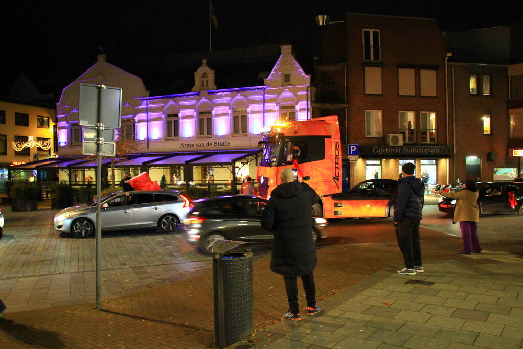 Feestende Marokko supporters na zege op Spanje